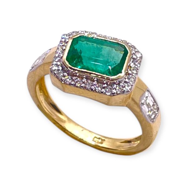 Emerald and diamond ring in yellow gold in bezel setting, Oms milano, Harsh Khandelwal Jewellery