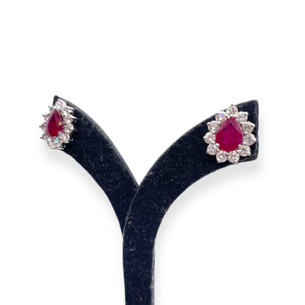 Pear shape drop studs with diamonds cluster in 18 kt gold