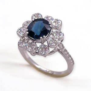 Sapphire and diamond cluster ring in white gold, Oms Milano, Sapphire cluster ring