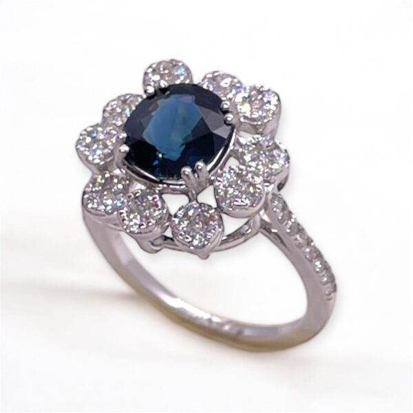 Sapphire and diamond cluster ring in white gold, Oms Milano, Sapphire cluster ring